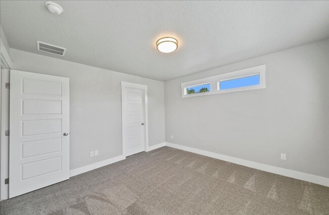 Building Photo - Eagle Townhome with Upscale Finishes!