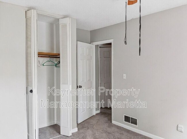 Building Photo - 393 Cedar Trce SW