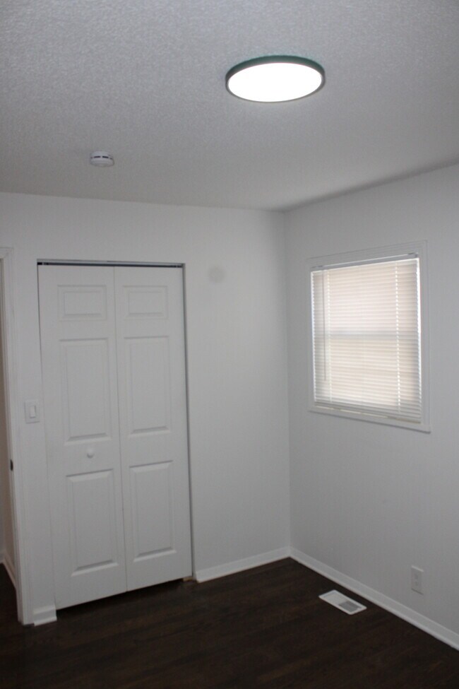 Building Photo - Spacious and inviting 5-bedroom, 2.5-bath home located in Kansas City, MO