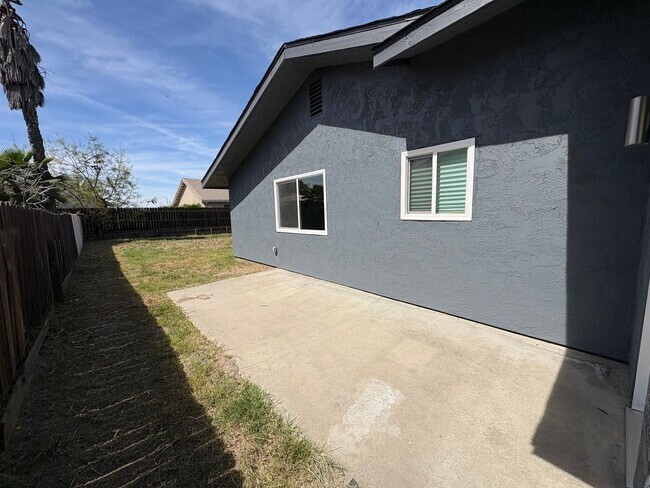 Building Photo - Solar equipped Lemoore home Available Now!