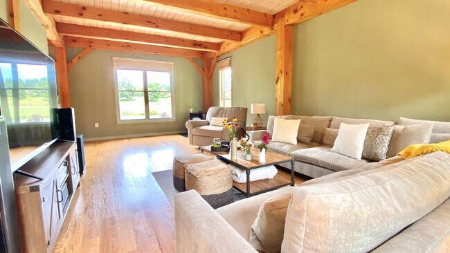 Building Photo - 7 Silo Ln