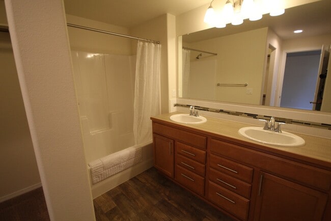 Building Photo - Like New SE Bend House, All Appliances, Do...