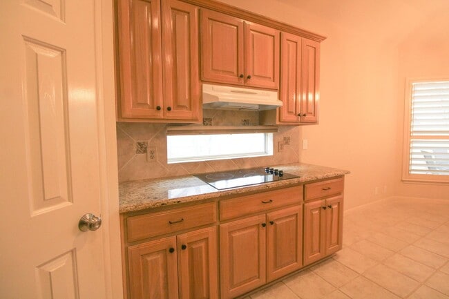 Building Photo - ************Move In Special- 2 WEEKS FREE!!!!************