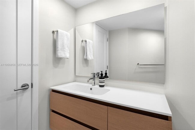 Building Photo - 1900 Sunset Harbour Dr