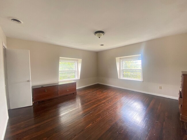 Building Photo - 9 Bed 5 Bath Historic Home - Commercial Use