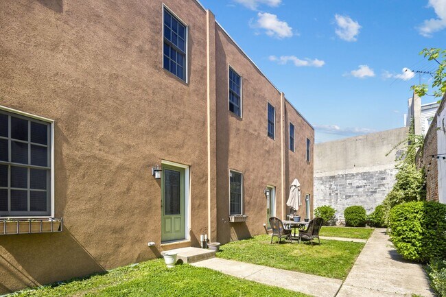 Building Photo - 2355 E York St