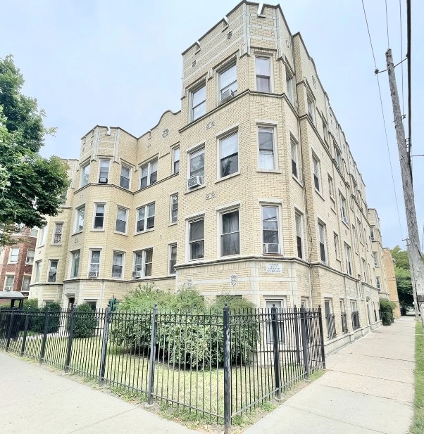 Primary Photo - 6304 N Leavitt St