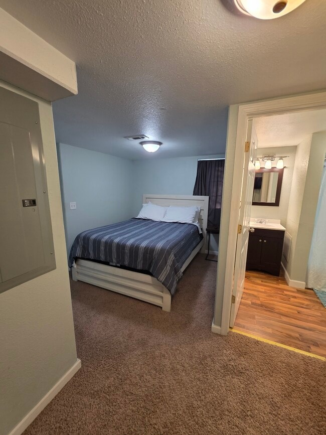 Building Photo - Oasis on F