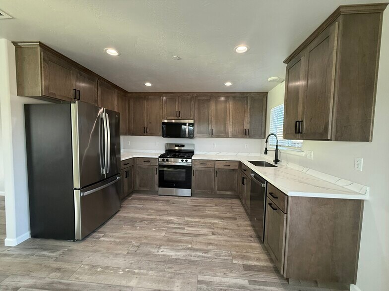 Building Photo - 1660 Ascent Pl