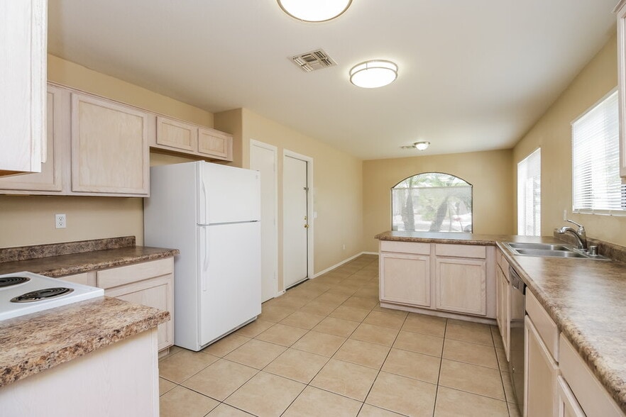 Building Photo - 11409 W Cambridge Ave