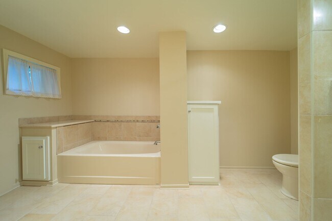 Building Photo - Charming and Well-Maintained Home in a Serene Neighborhood