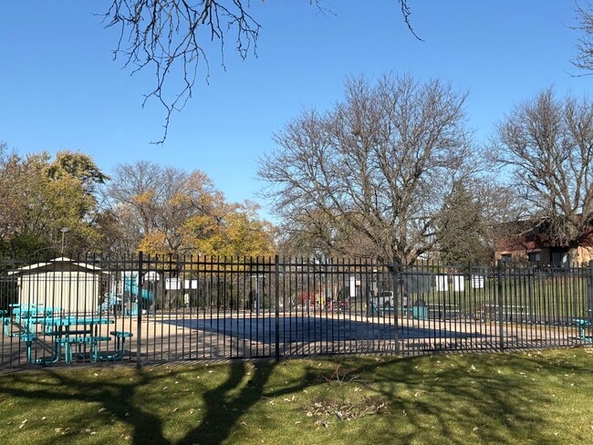 Building Photo - 200 Willow Ln