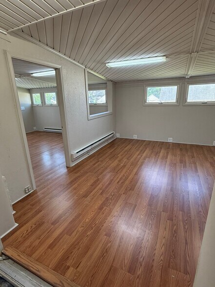 Building Photo - 907 Main St