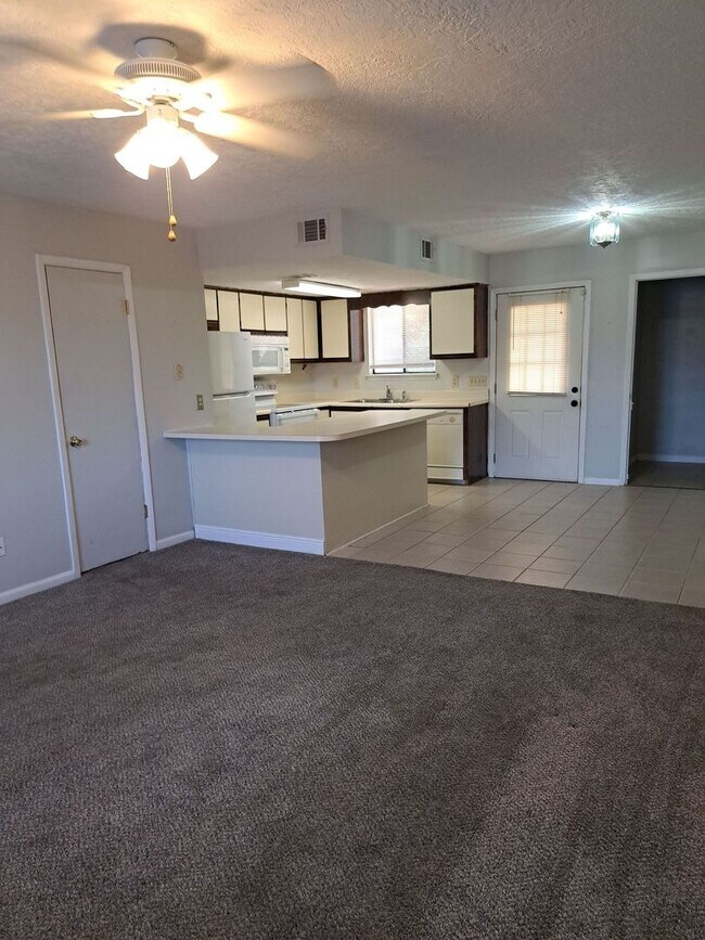 Building Photo - 4837 S Lakewood Dr