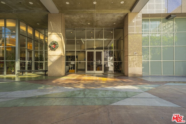 Building Photo - 801 S Grand Ave