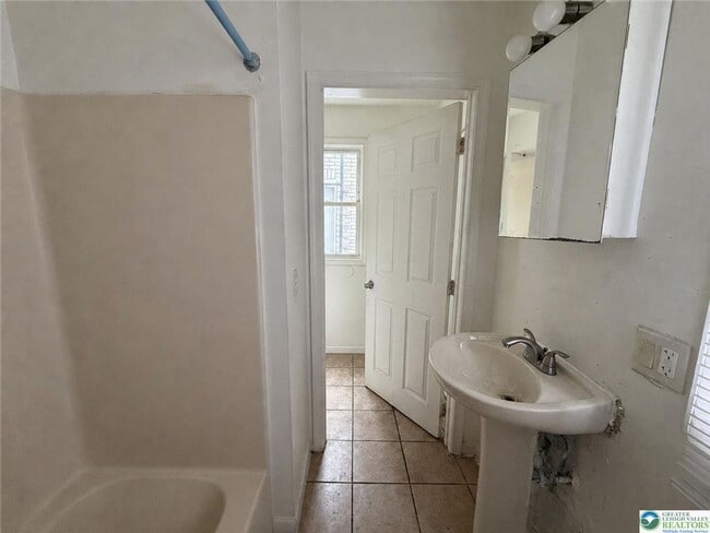 Building Photo - 518 Tilghman St