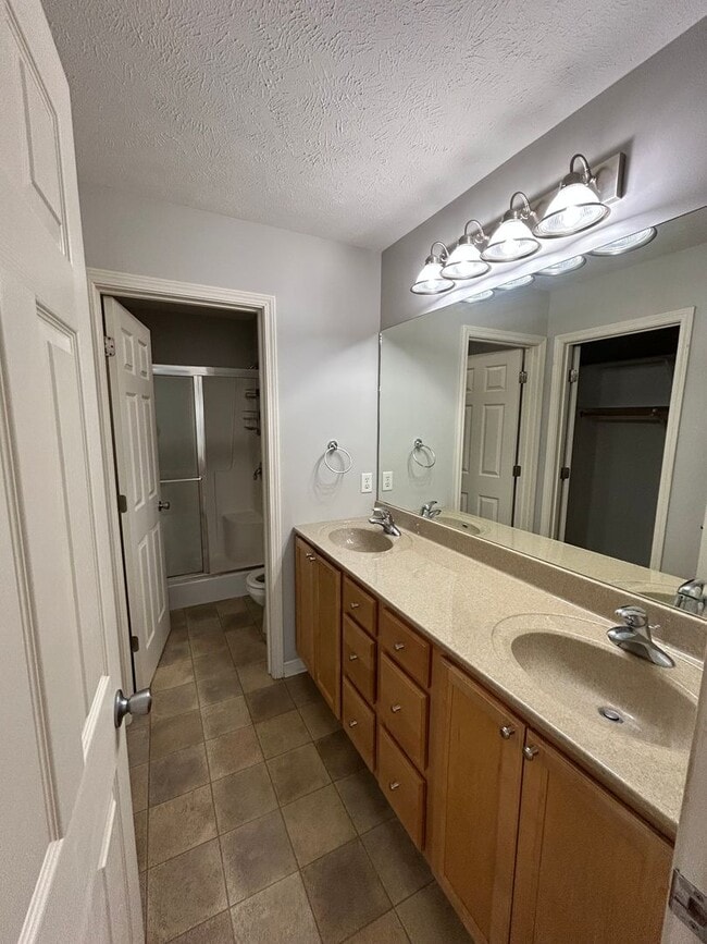 Building Photo - Beautiful Townhome in the popular Vavrina ...