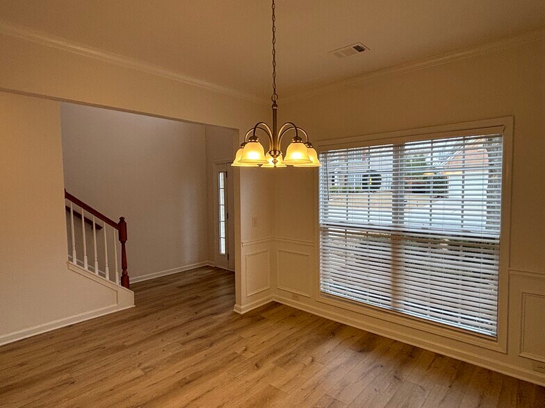 Building Photo - 27 Farm Brook Way