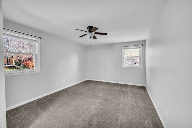 Building Photo - 1065 Lakeland Dr