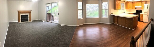 Building Photo - Spacious Sandy Rambler w 2 car attached