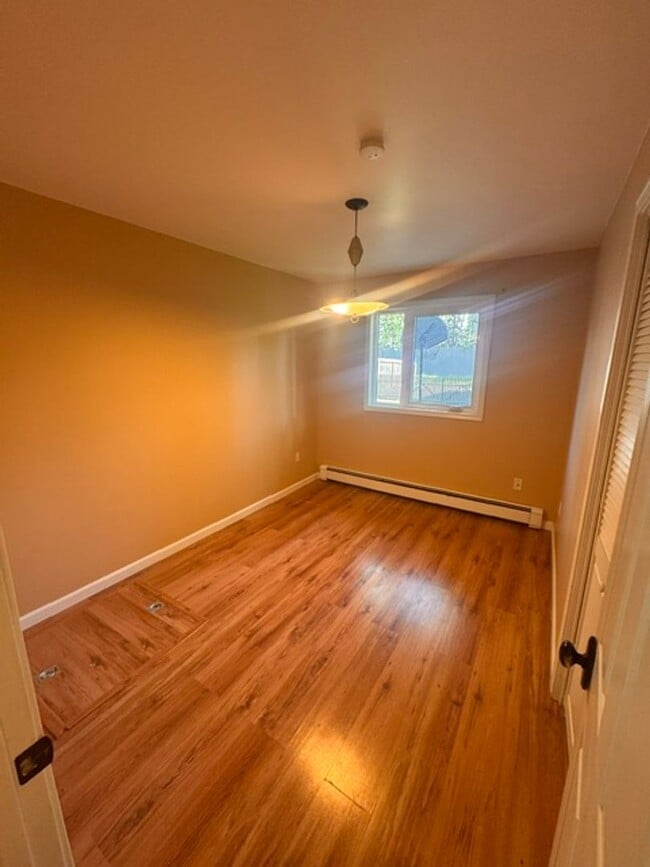 Building Photo - 3 Bedroom house in Rogers Park!