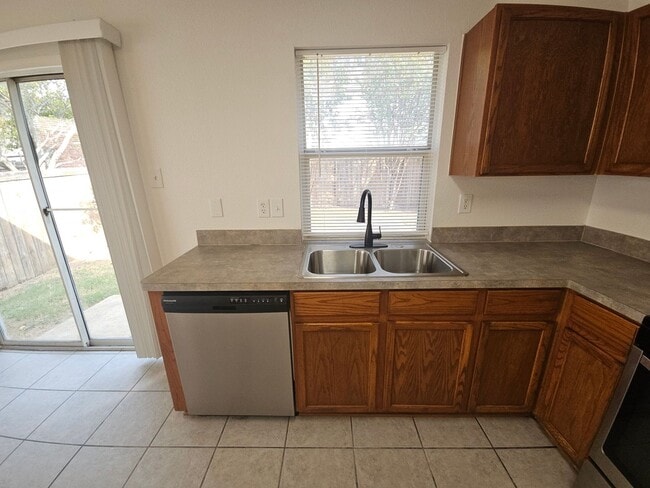 Building Photo - Nice Home in Mansfield ISD