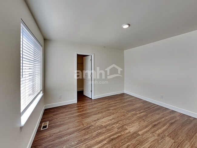 Building Photo - 10611 137th St E