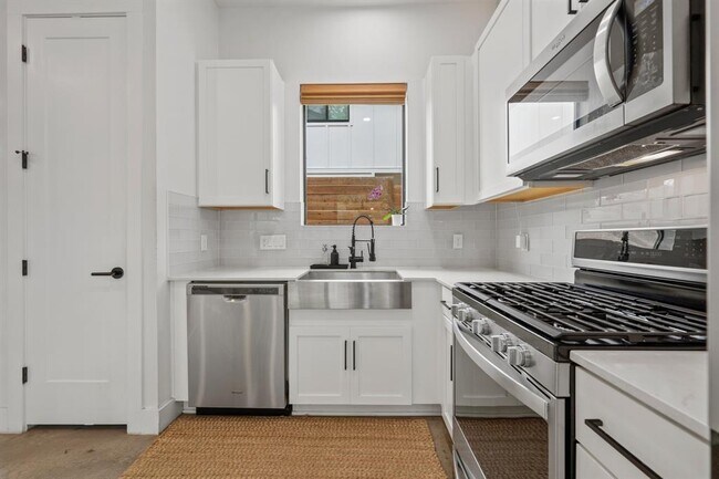 Building Photo - 1710 Adina St