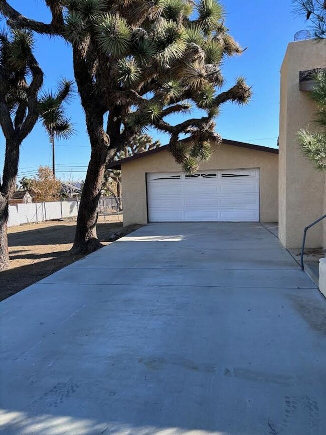 Building Photo - 7423 Dumosa Ave