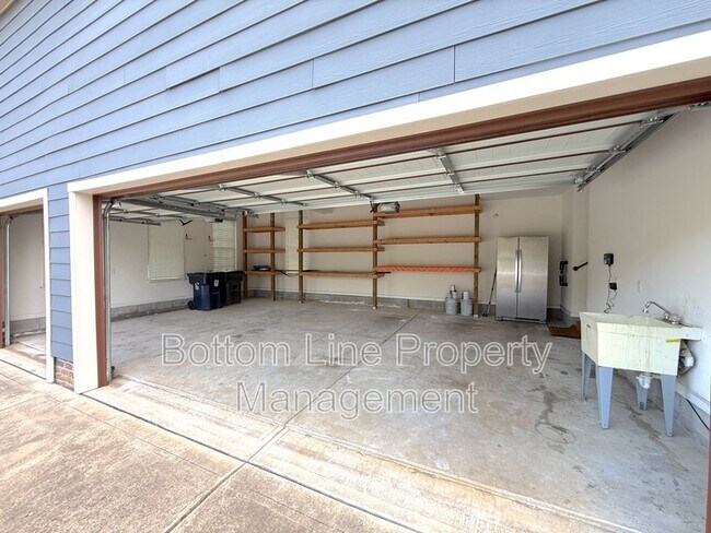 Building Photo - 15007 Skypark Dr