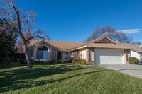 Building Photo - Beautiful Home in Country Heights!