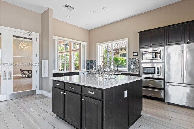 Building Photo - 4200 Hillcrest Dr