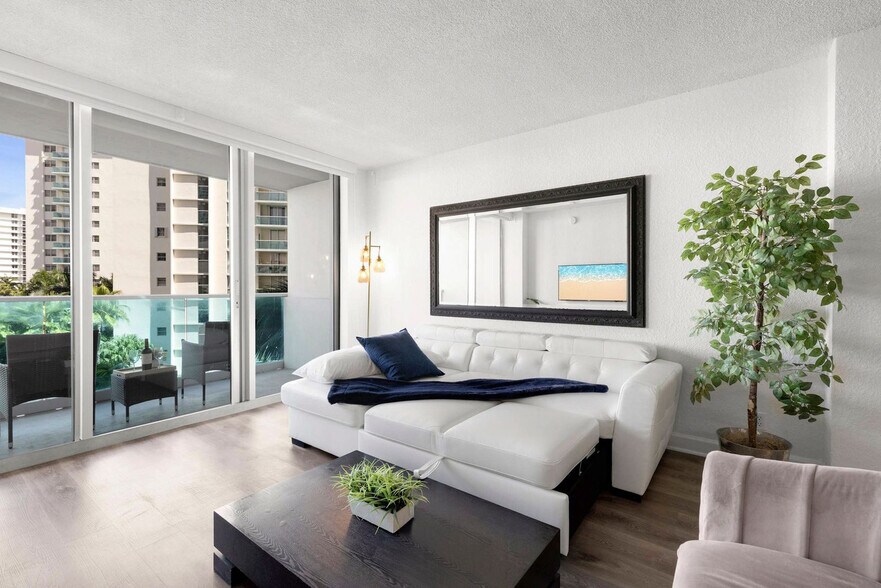 Building Photo - 4001 S Ocean Dr