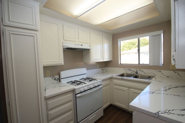 Building Photo - 2596 Sextant Ave