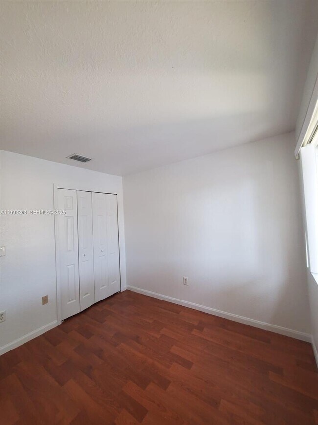 Building Photo - 2717 SE 15th Pl