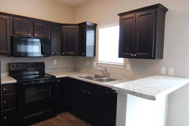 Building Photo - 4 bed/3 bath Split-foyer. Great Location!