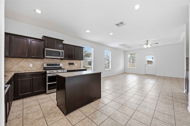 Building Photo - 5803 Camelia Evergreen Ln