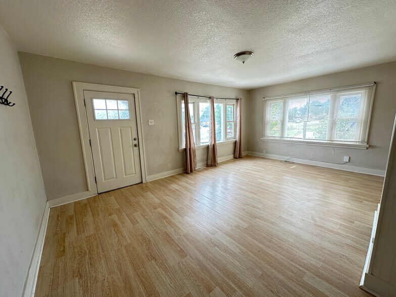 Building Photo - 1423 7th Ave