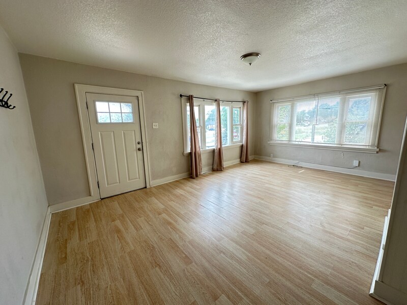 Building Photo - 1423 7th Ave