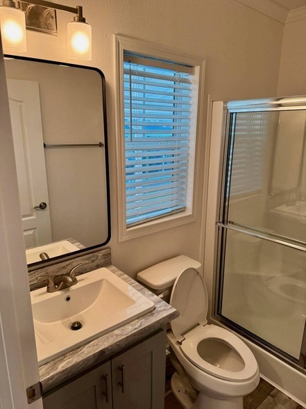 Building Photo - 843 E Colonial Cir