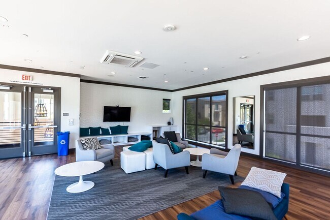 Building Photo - LIGHT & BRIGHT 2 BEDROOM W/GARAGE & LAUNDR...