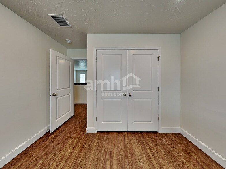 Building Photo - 1077 W 850 S