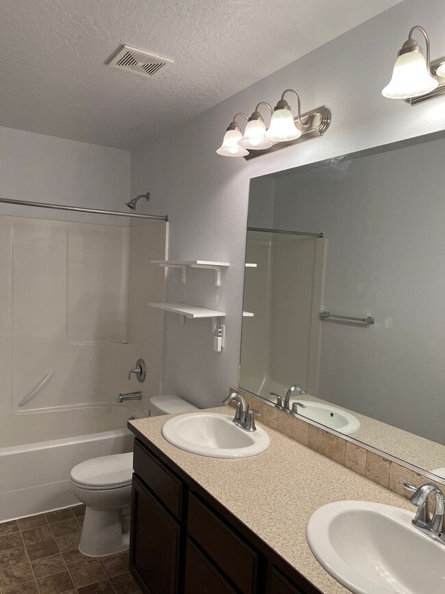Building Photo - New on the market!