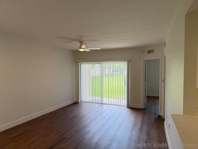 Building Photo - 1095 Golden Lakes Blvd