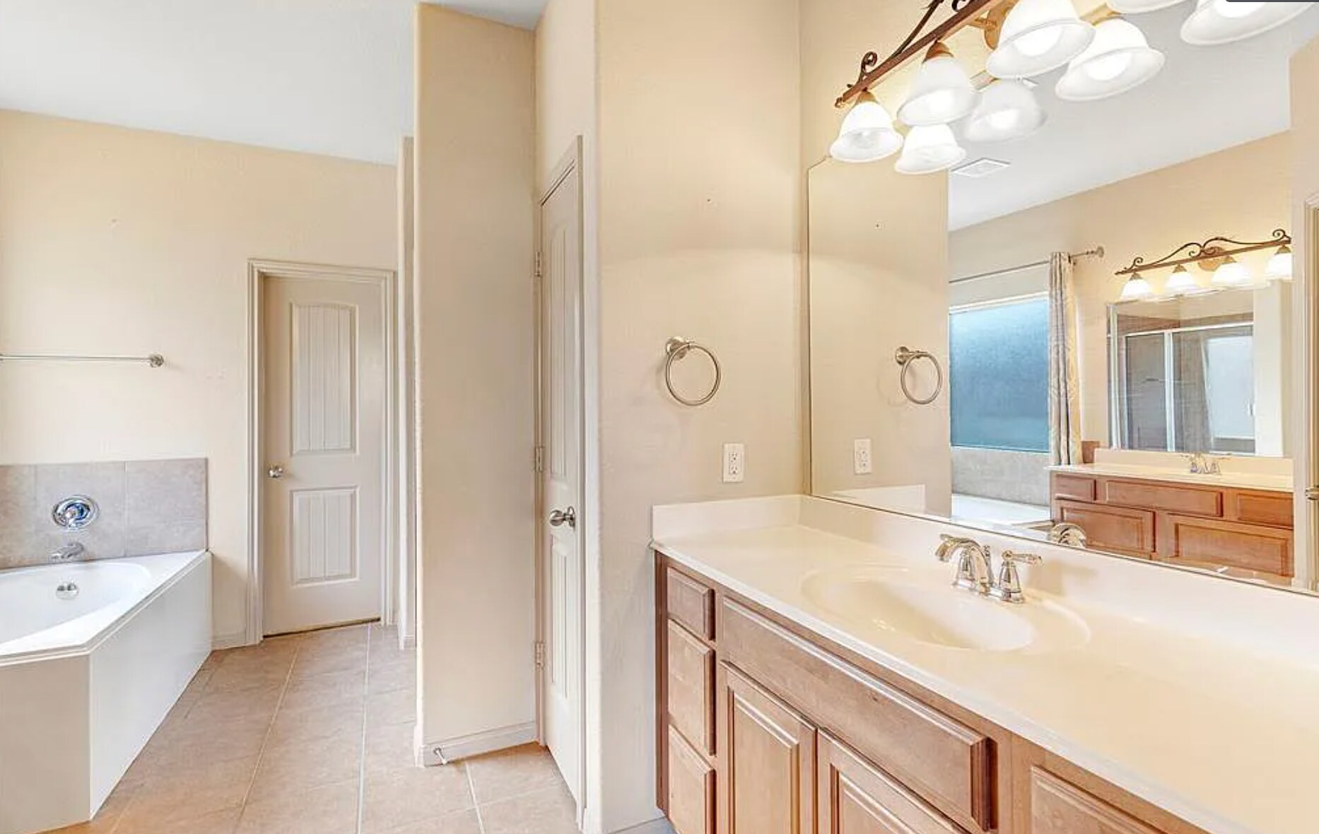 Master bathroom - 22539 Stillwater Valley Ln