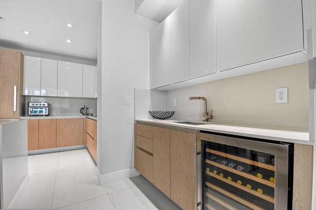 Building Photo - 3100 N Ocean Dr