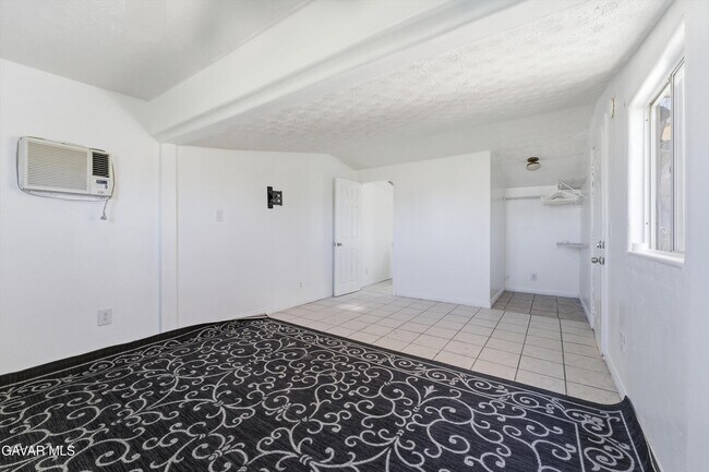 Building Photo - 13237 E Ave W 8