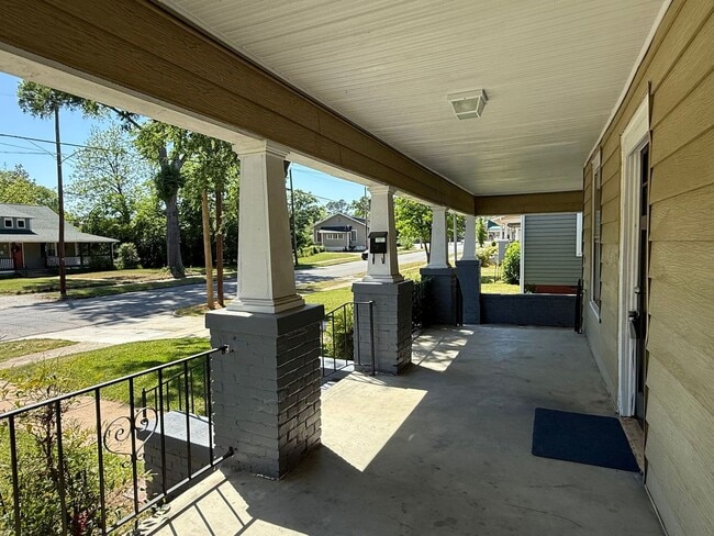 Building Photo - 3 Bedroom 1 Bath Home With Large Front Porch