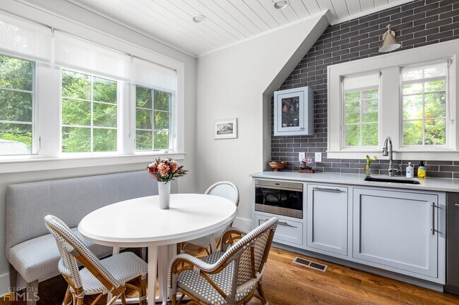 Building Photo - 3312 W Shadowlawn Ave NE