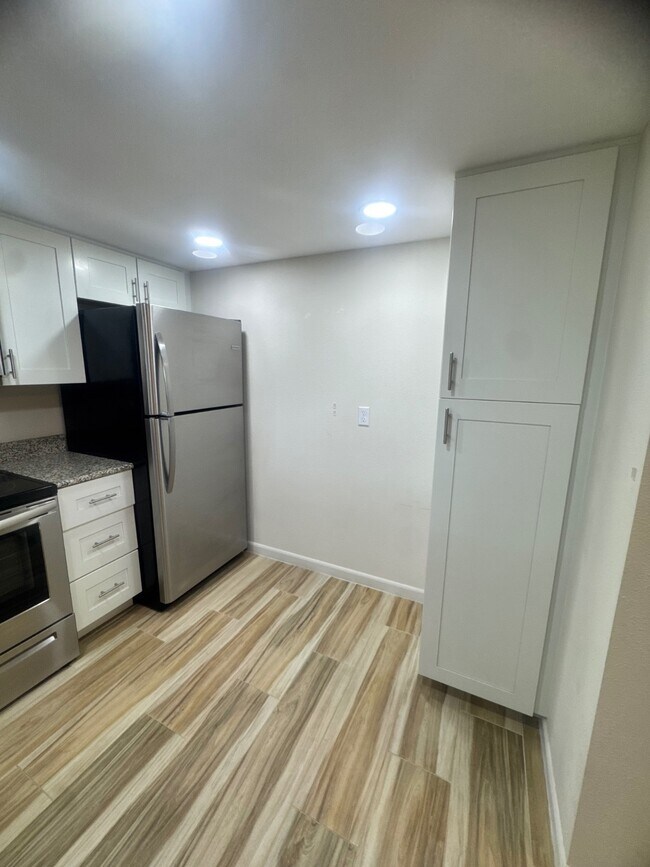 Building Photo - 3607 Edgewater Dr